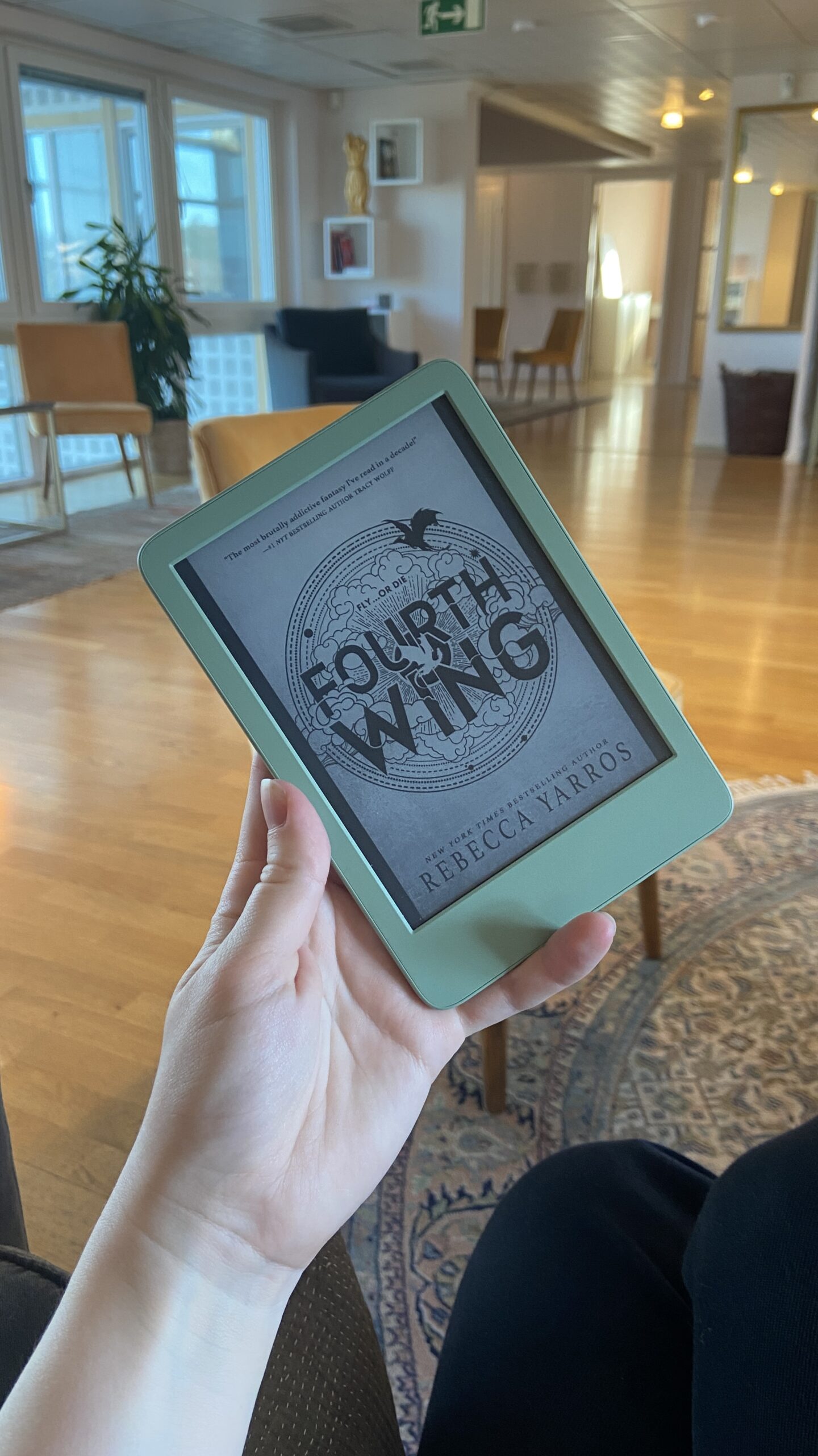böcker, fourth wing på en matcha grön kindle