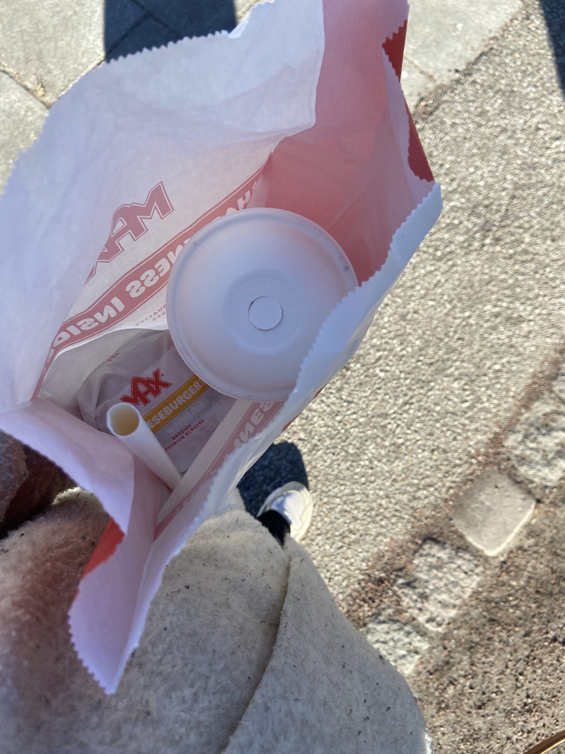 cheeseburgare och lyxshake från MAX