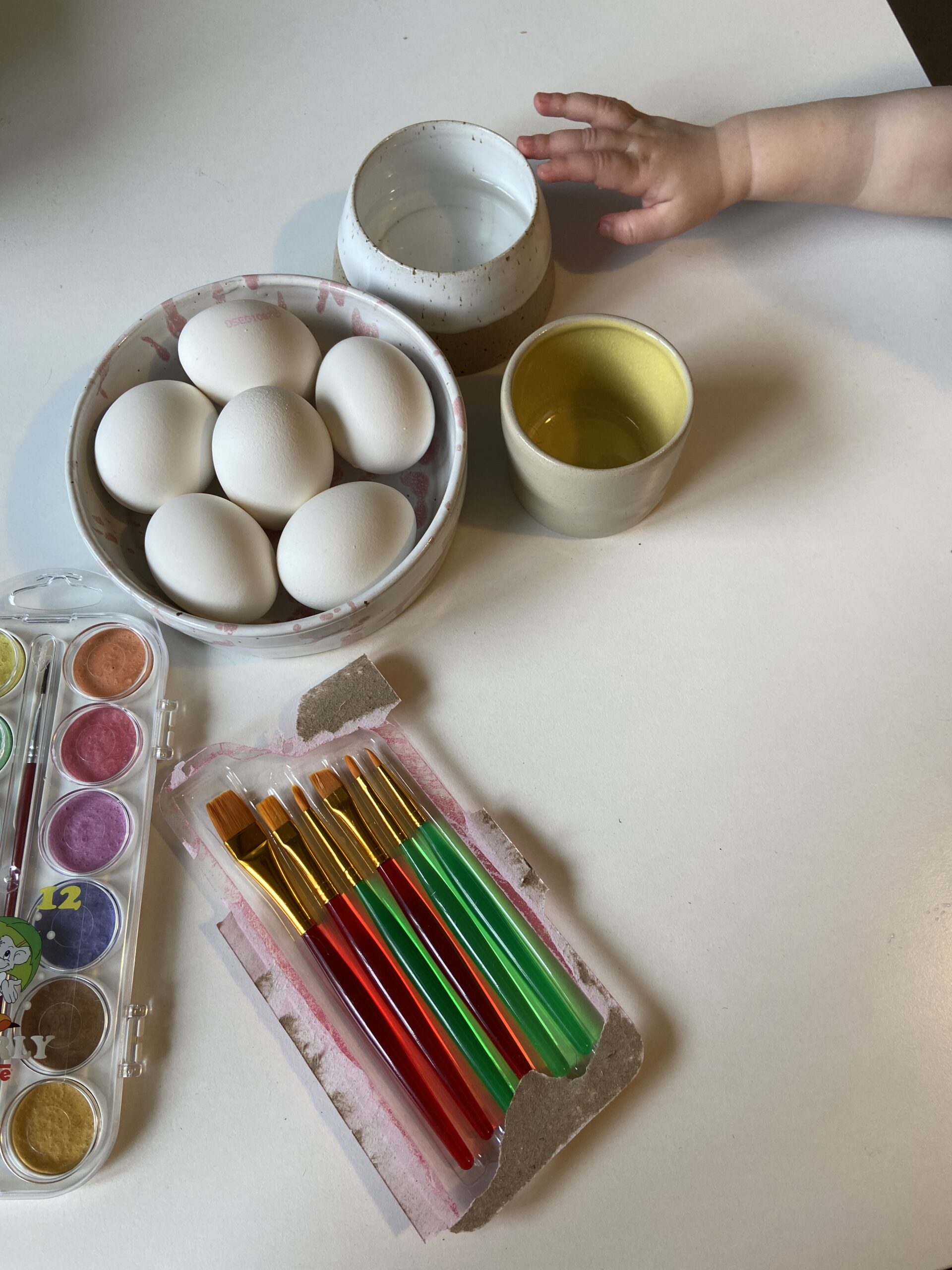 påsk och måla ägg med småbarn