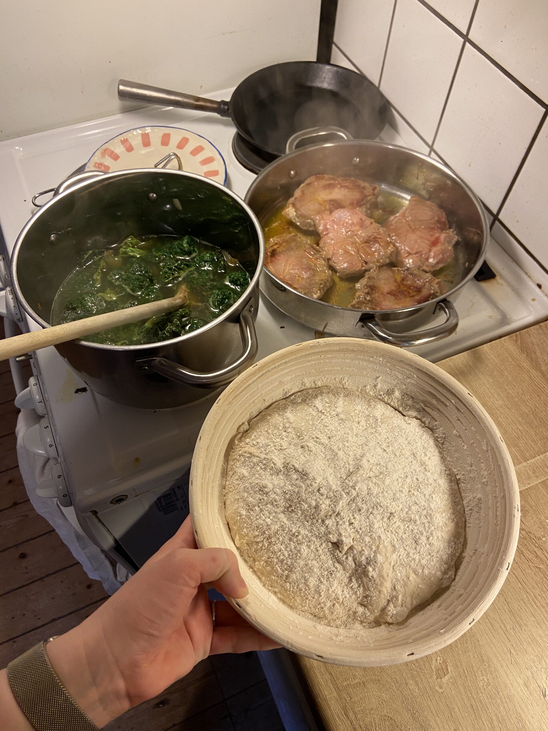 surdegsbröd, spenatsoppa och fläskkotletter 